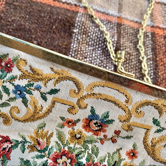 Vintage design clutch with hand chain - Picture 2 of 4